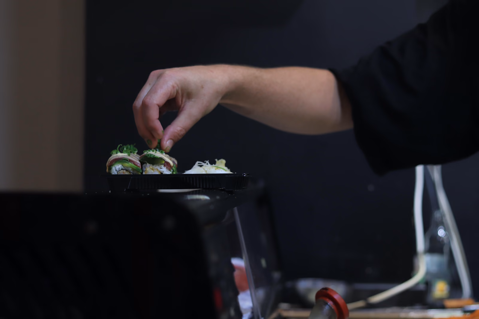 Un chef emplatando maki en la barra de sushi de Hito