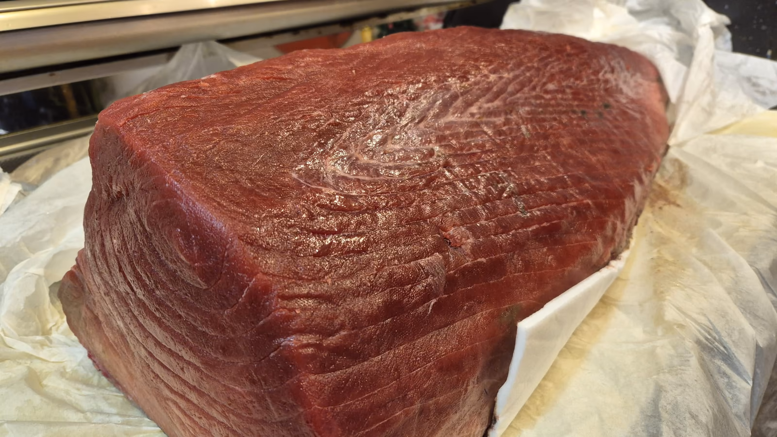 Un lomo entero de atún rojo de Balfegó cortado a mano en Hito