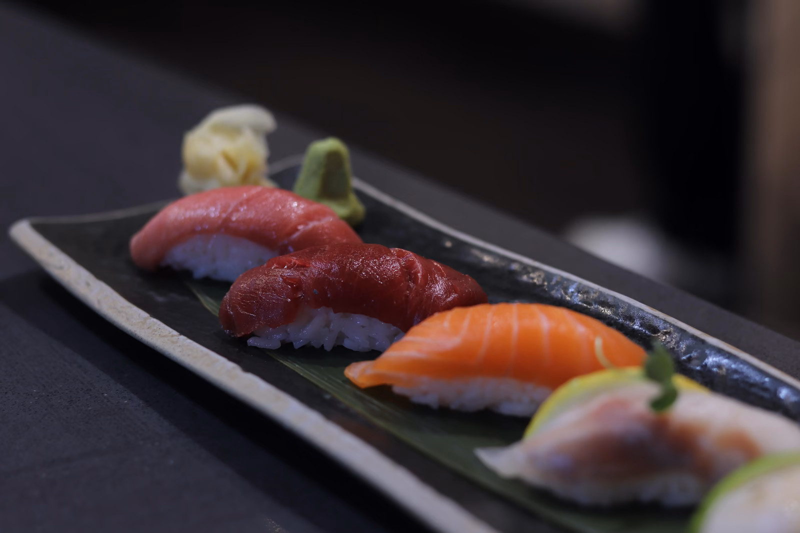 Nigiri de atún rojo y salmón en un plato de cerámica en Hito