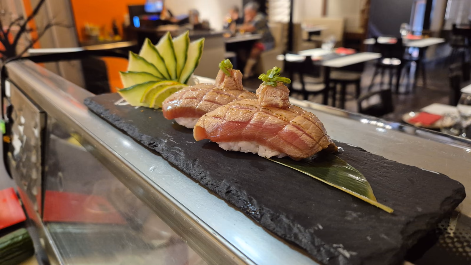 Nigiri de tataki de atún ligeramente sellado sobre pizarra en Hito