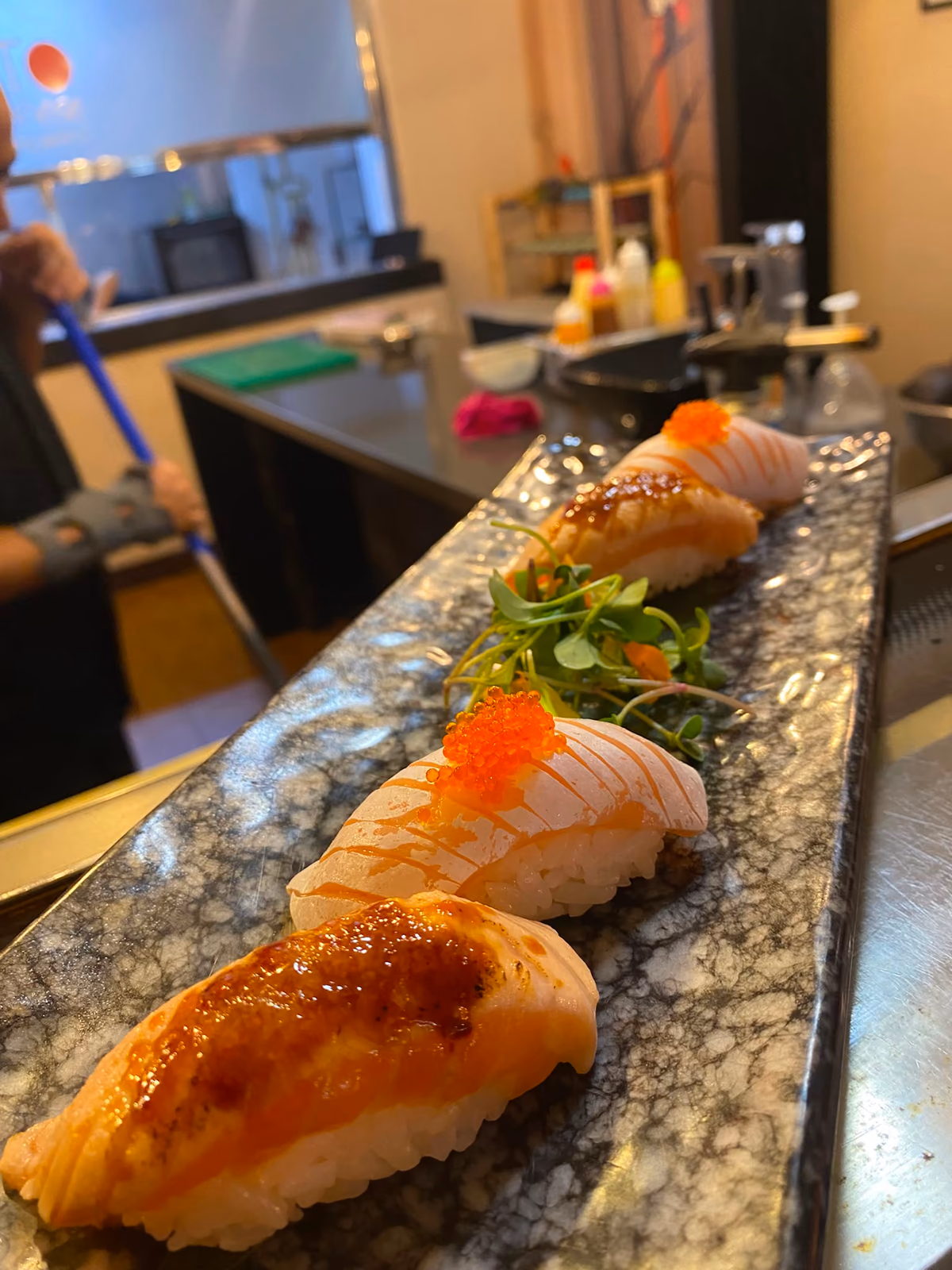 Nigiri de salmón flameado con hueva en la barra de Hito