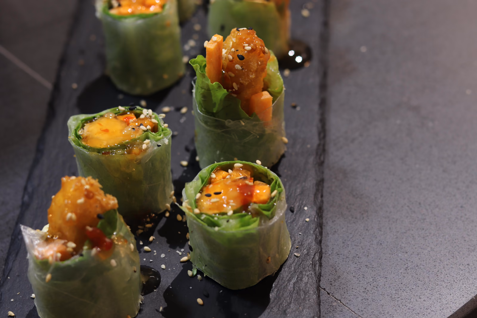 Rollitos de primavera de langostino y verduras sobre pizarra en Hito
