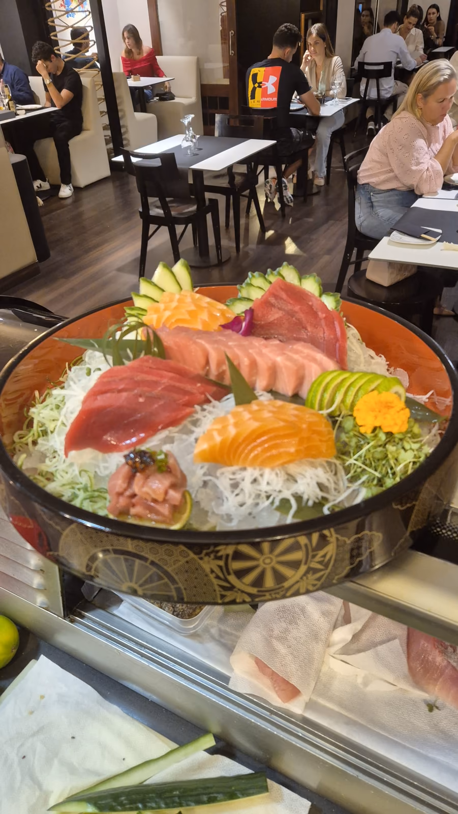 Una gran tabla de sashimi variado de atún, salmón y pescado blanco presentada en la barra de Hito