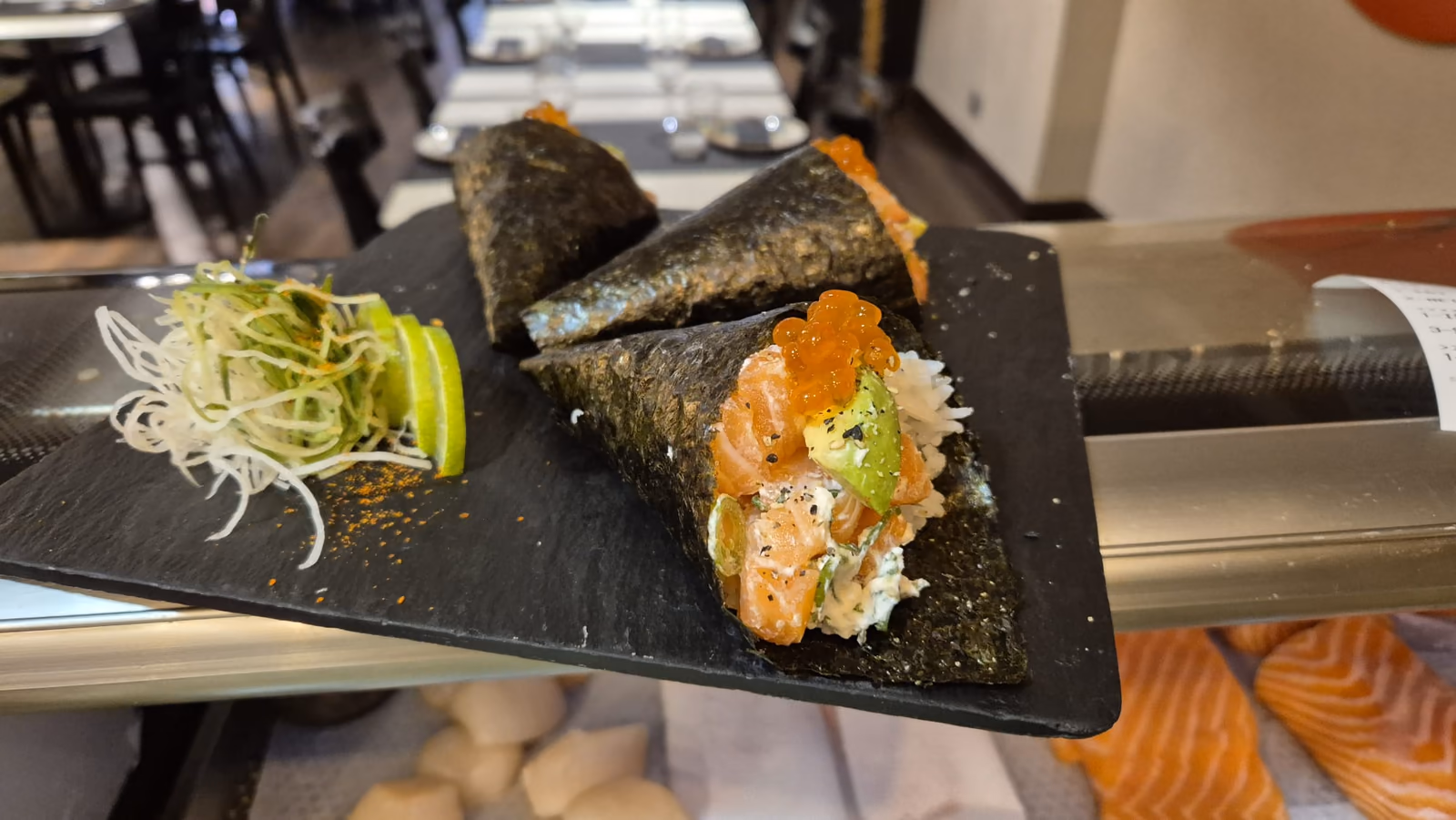 Conos temaki de salmón y hueva sobre pizarra en Hito