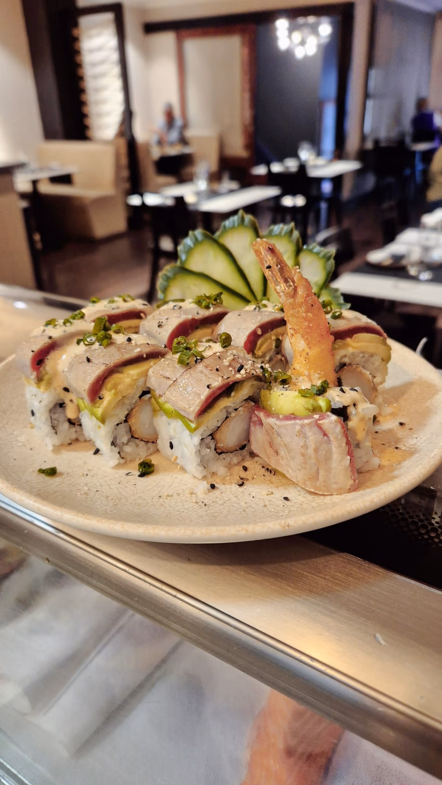 Un uramaki especial con pescado, aguacate y langostino en tempura en Hito