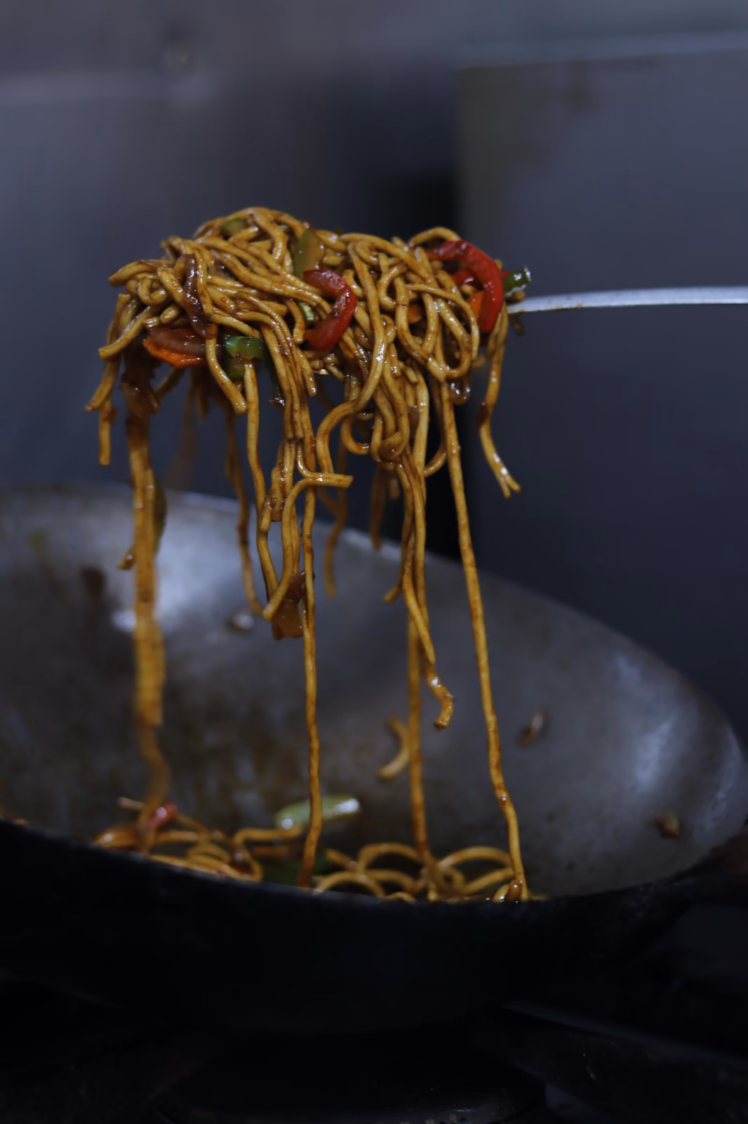 Fideos yakisoba salteados con verduras en la cocina de Hito