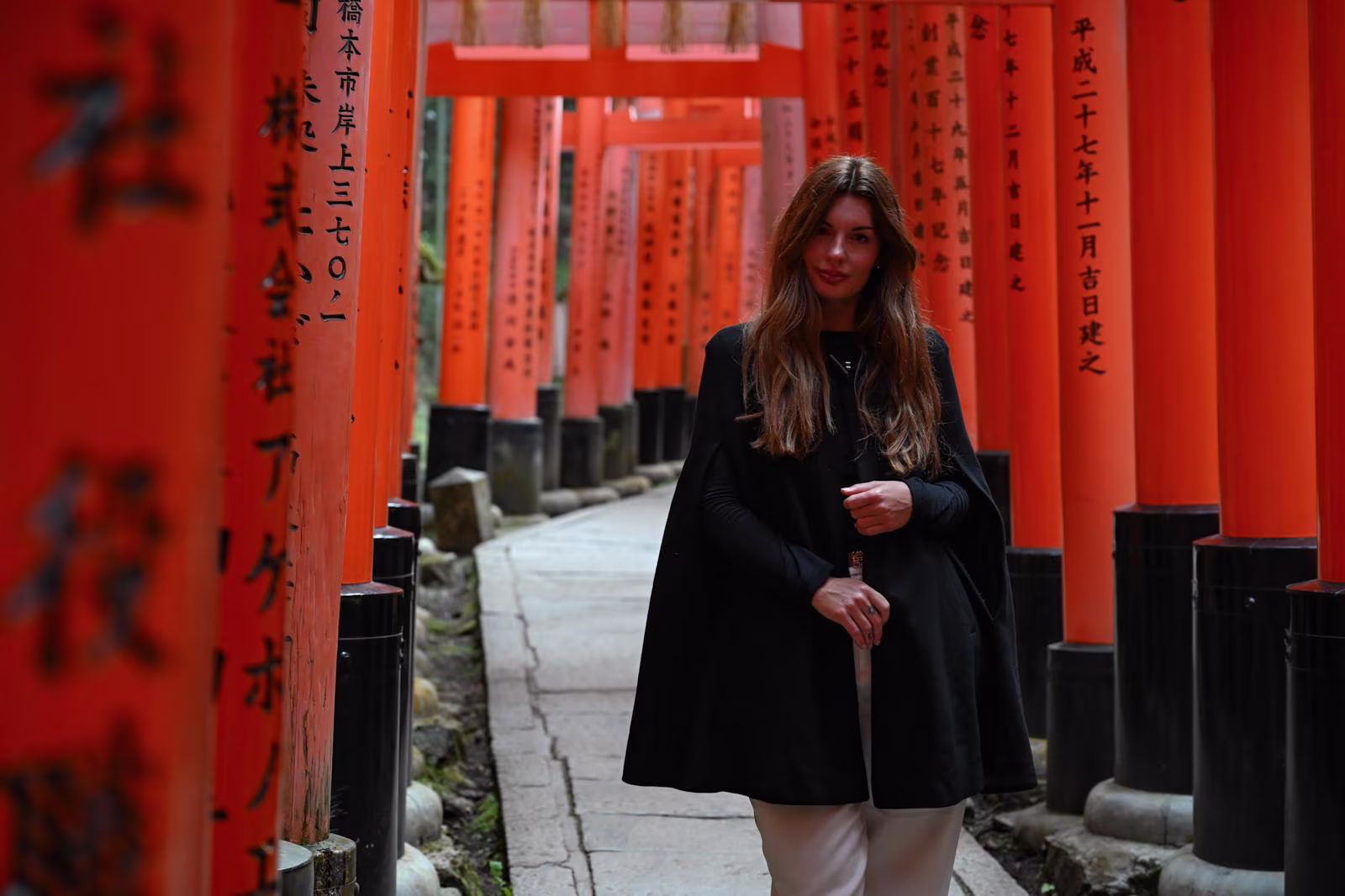 Olga Schultz, copropietaria de Hito, entre las puertas torii bermellonas de un santuario japonés