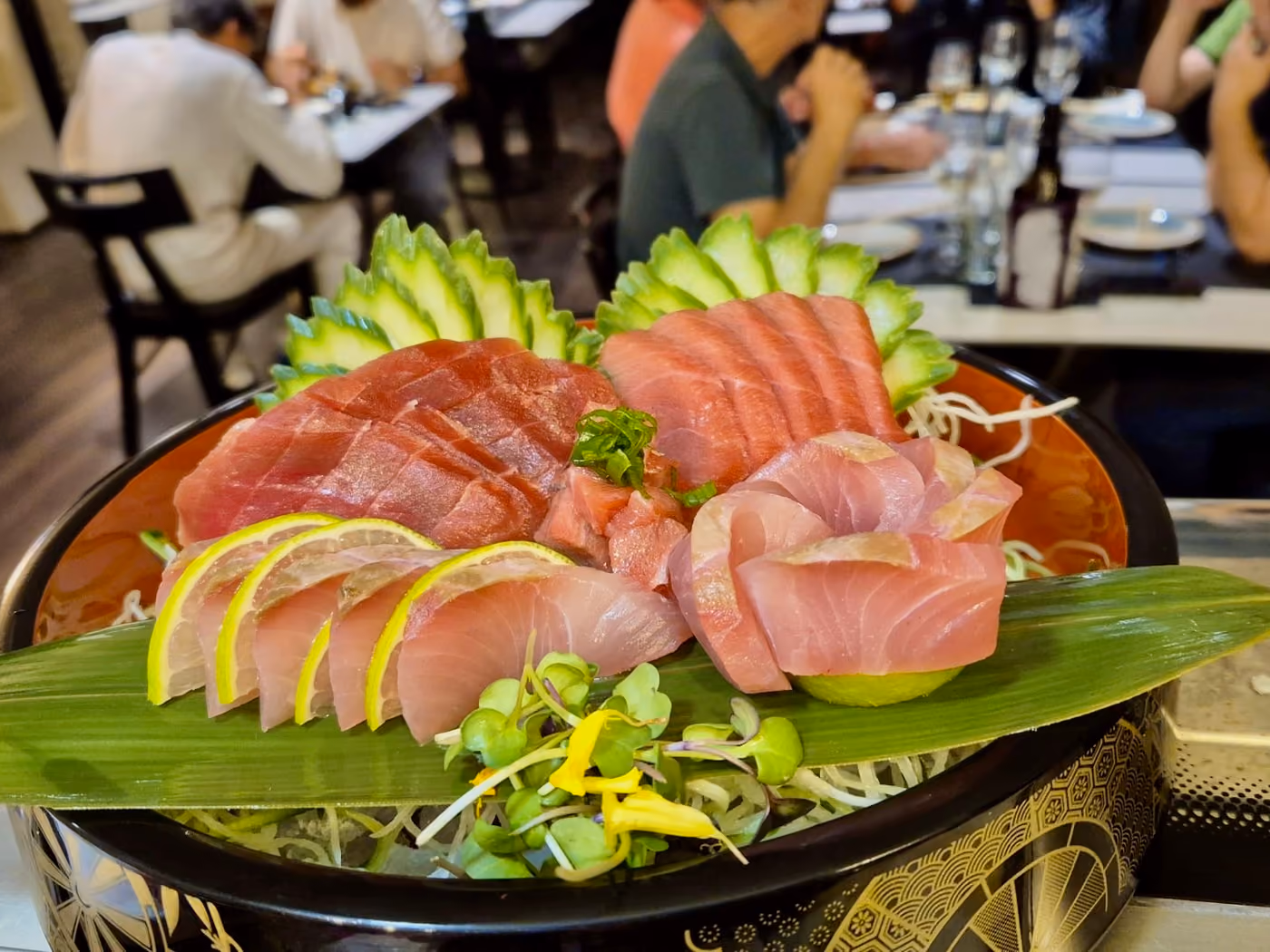 Una tabla de sashimi con atún rojo, salmón y hamachi en lonchas en Hito