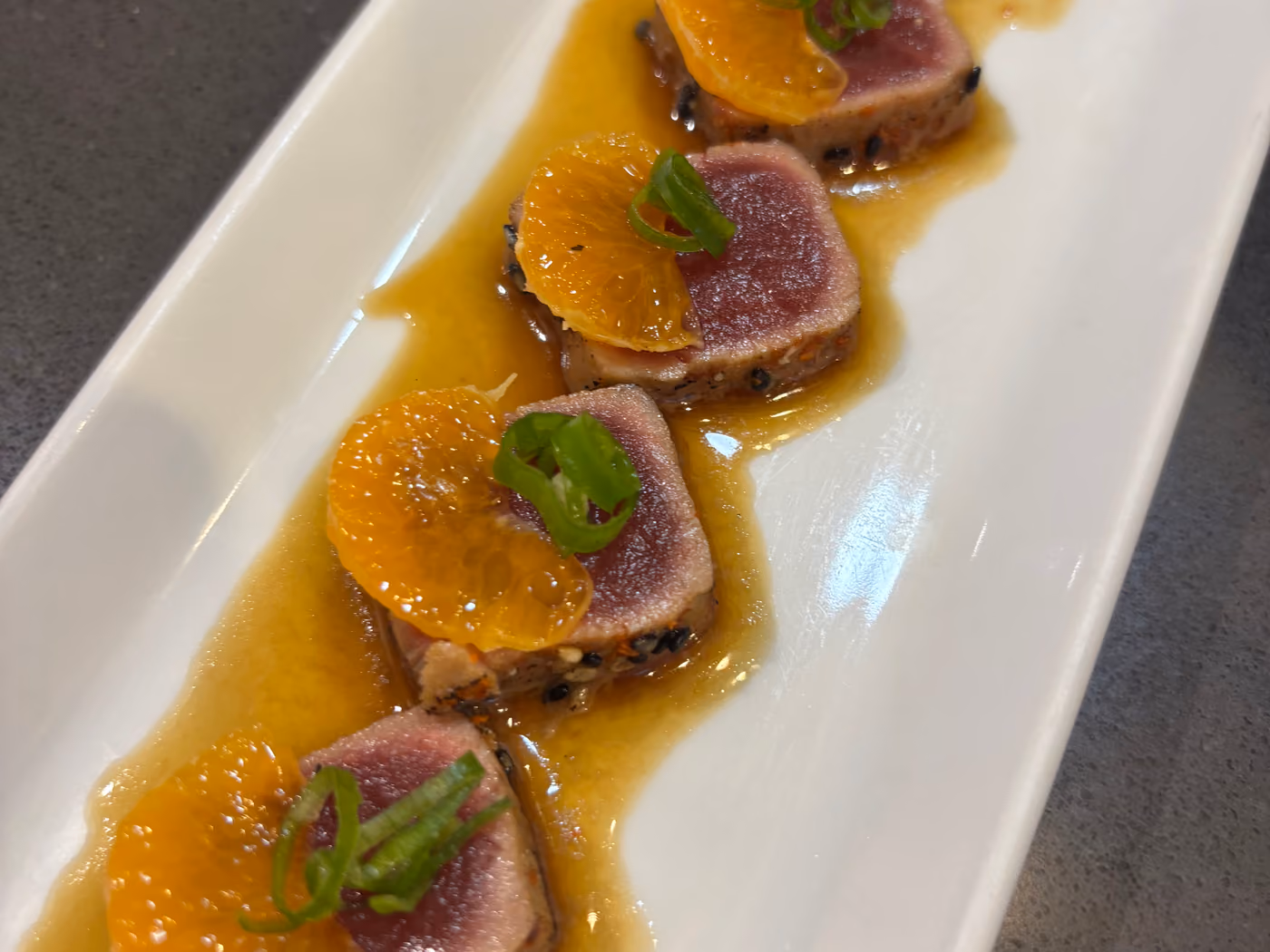 Maguro no tataki (atún rojo sellado con salsa taré) en la barra de Hito