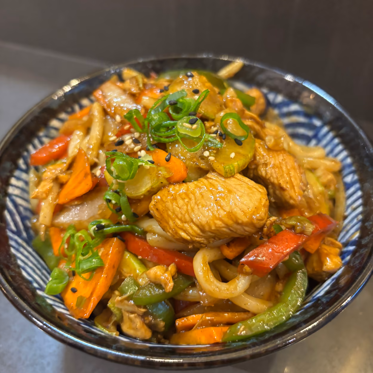 Un bol de yaki udon de la cocina de Hito